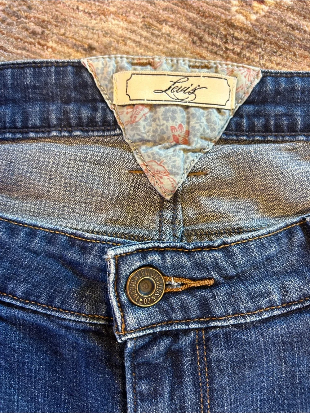 Levi’s Women’s 8” Bermuda Denim Shorts Dark Wash Stretch Blue‎ Jean Shorts Sz 18